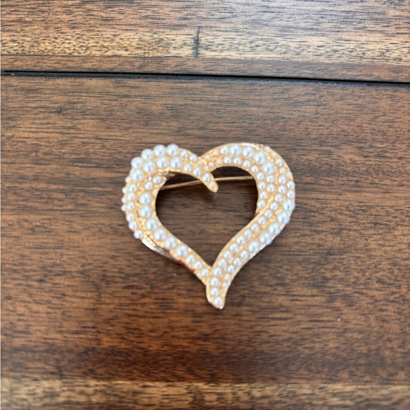 Elegant Heart-Shaped Pearl Brooch - Picture 4 of 4